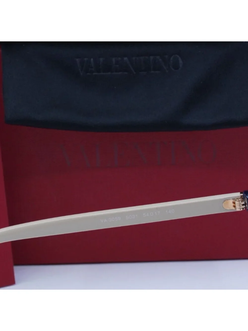 Valentino model va3059